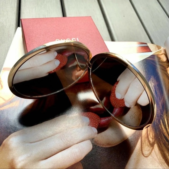 🌟 New Compact Gucci Mirror and Lil Book of Gucci - Picture 8 of 10